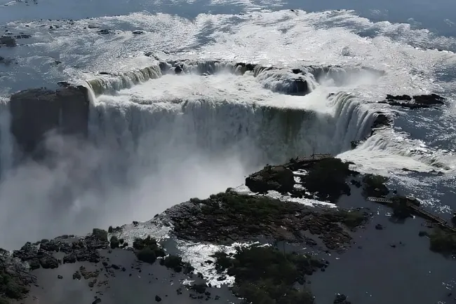 Foz do Iguaçu, Argentina/Brasil: Cataratas y Selva para un Viaje de Egresados desde Paraguay con Fotos Épicas para Toda la Familia