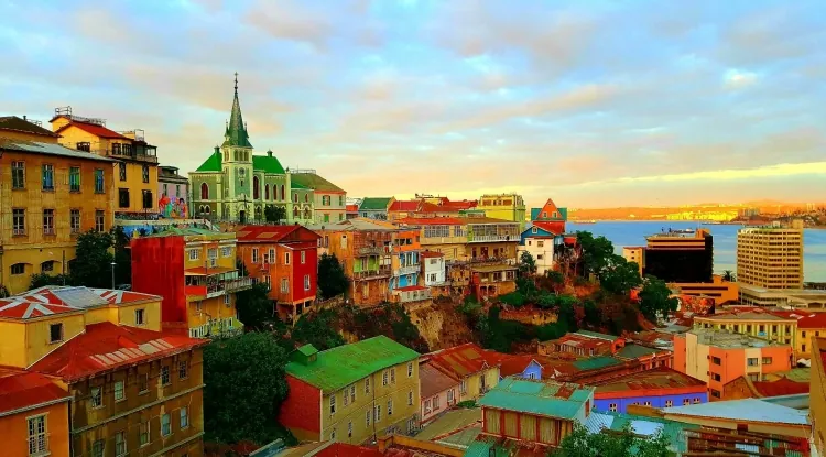 Valparaíso, Chile: Arte y Mar para un Viaje Bohemio de Egresados desde Paraguay con Onda Juvenil y Familiar