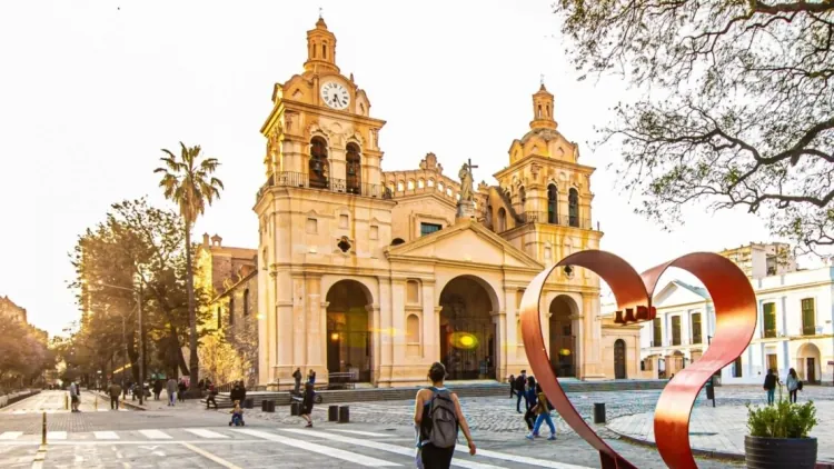 Córdoba Capital: Ciudad Joven con Boliches, Ferias y Paseos para un Fin de Semana Épico desde Paraguay con la Familia