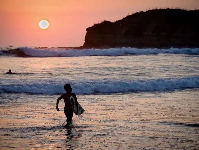Montañita, Ecuador: Surf y Fiesta en el Paraíso Mochilero para un Viaje de Egresados desde Paraguay con la Familia